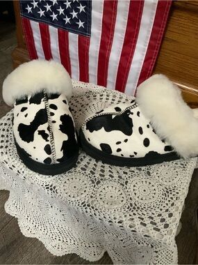 Cozy Cow-Print Faux Fur Lined Women's Slippers - Black & White